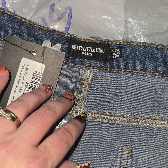 NWT PRETTYLITTLETHING Plus Vintage High Waisted Denim Shorts 20 - Picture 5 of 7